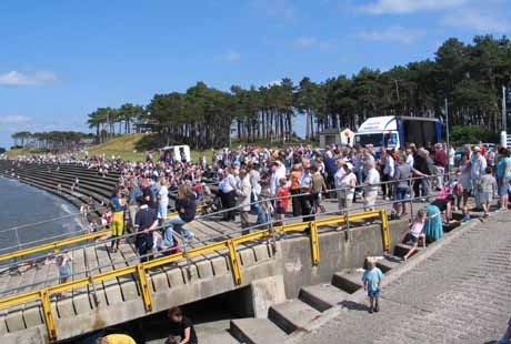 TrawlerRace Crowds1 640x480